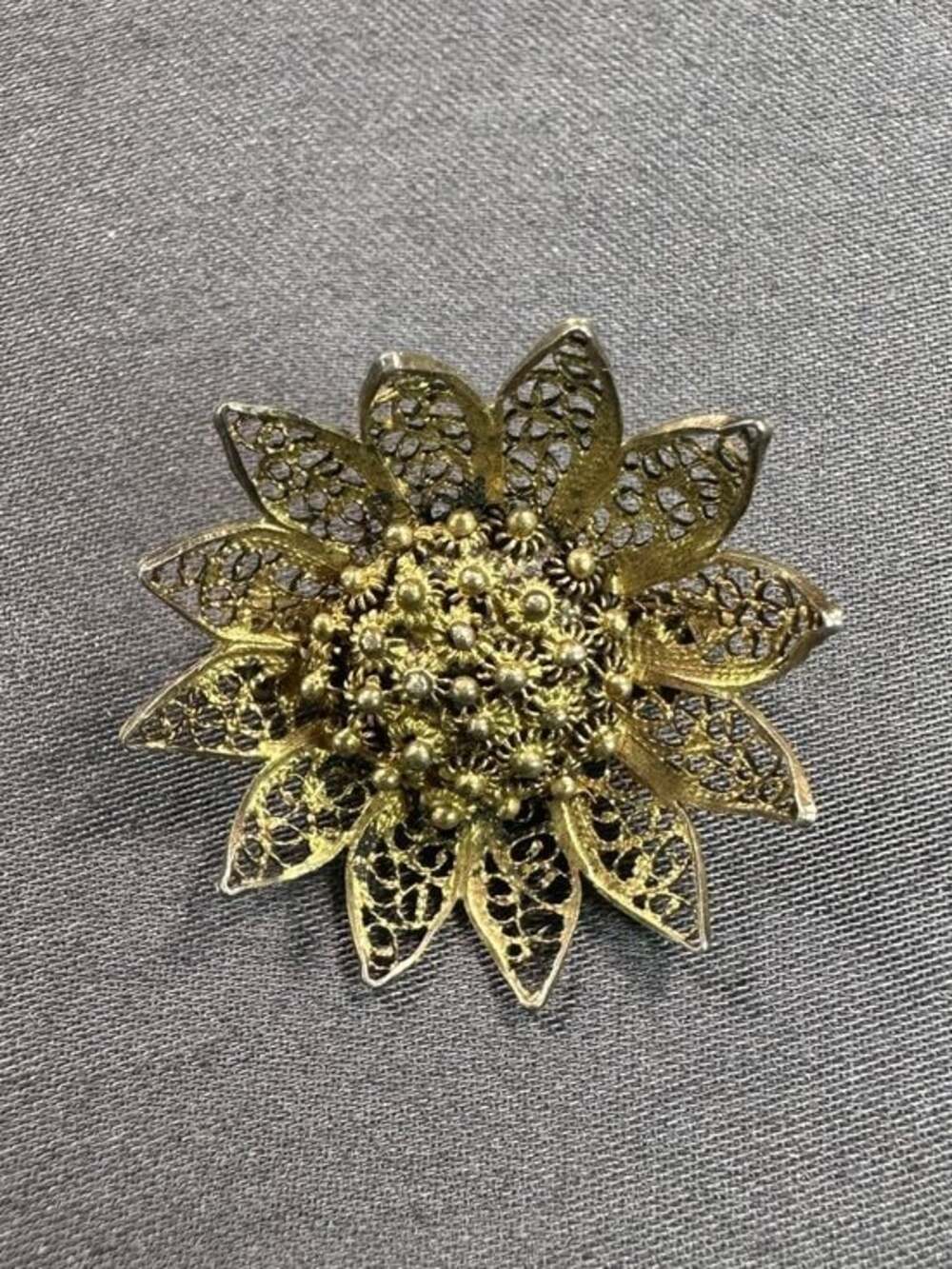 Vintage Gold Tone Filigree Flower Brooch Pin 1" Brass Floral